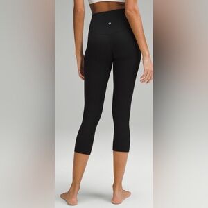 32 Lulu Cropped Leggings